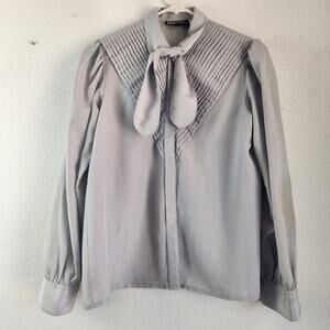 Vintage Carry Back Blouse in Gray Size 3/4 Neck Tie Pleated Long Sleeve Button
